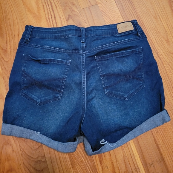 Medium wash denim shorts - Picture 2 of 3